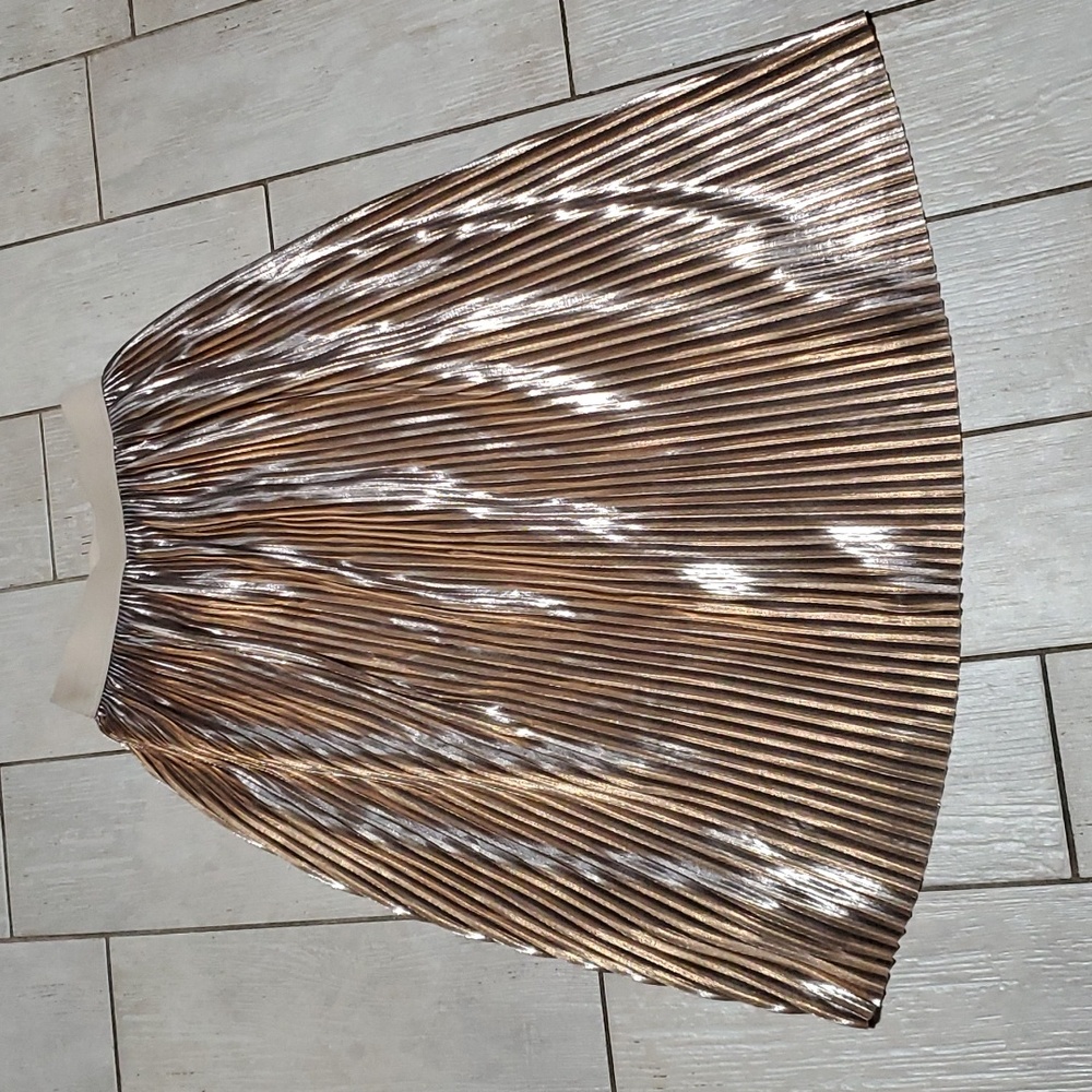 Medium Mid-Length Skirt with Gold and Silver Pleats - Picture 2 of 4